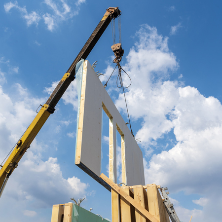 Kran beim Bau eines Hauses
